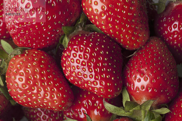 Ein Haufen Erdbeeren  voller Rahmen