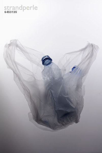 Ein Plastikbeutel mit zwei leeren Plastik-Wasserflaschen