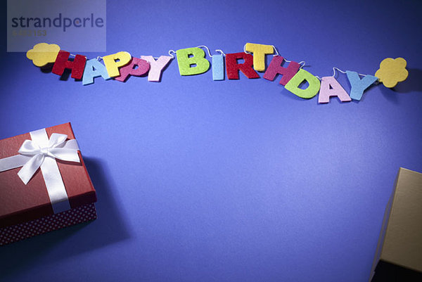 Geburtstagsgeschenke und ein Banner mit der Aufschrift Happy Birthday