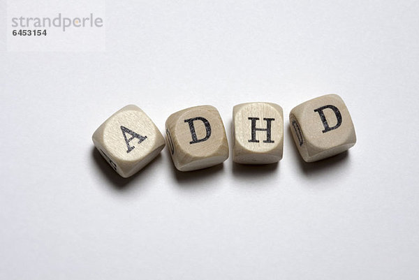 Buchstabenwürfel mit der Schreibweise ADHD