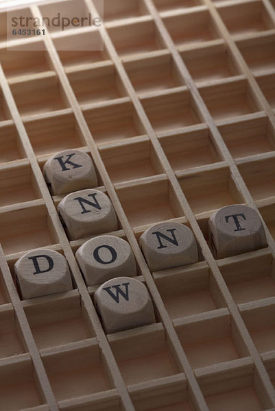 Ein Gitter mit Buchstabenwürfeln  die die Wörter Don't Know buchstabieren.