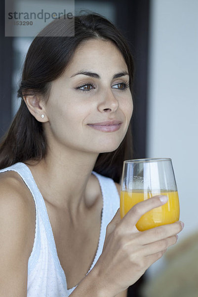 Frau mit einem Glas frischem Orangensaft