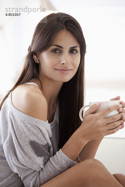 Bequeme Frau mit Kaffeetasse