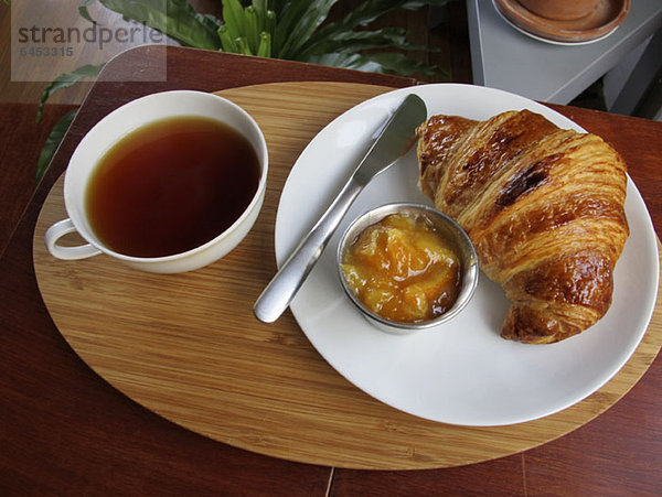 Tee  Croissant und Marmelade