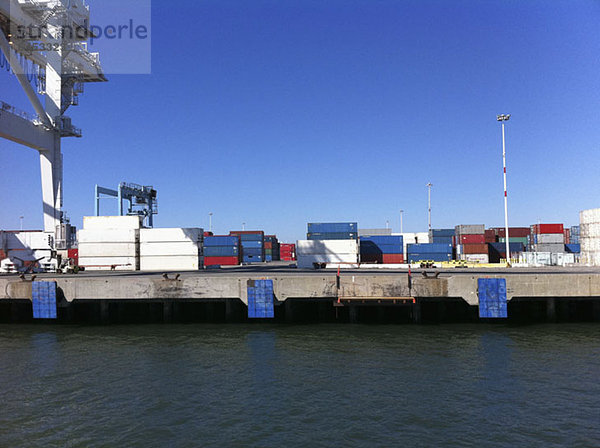 Frachtcontainer im Hafen von Oakland  Kalifornien  USA