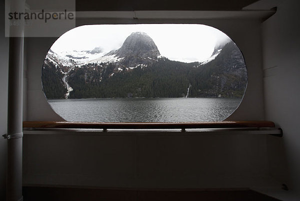 Blick auf den Tracy Arm Fjord durch das Fenster eines Passagierschiffes  Alaska