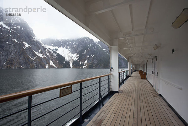 Blick auf den Tracy Arm Fjord vom Steg eines Passagierschiffes  Alaska