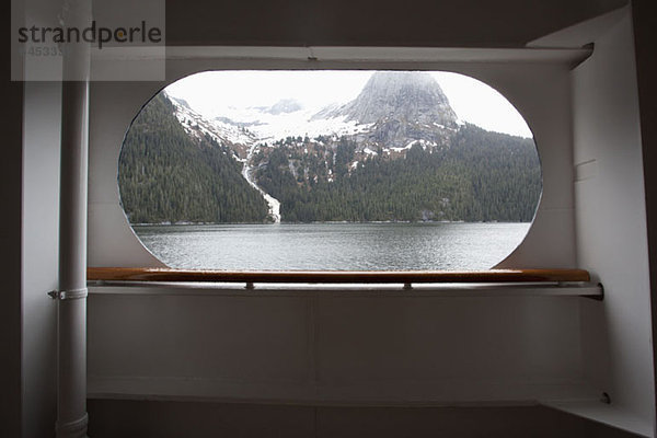 Blick auf den Tracy Arm Fjord durch das Fenster eines Passagierschiffes  Alaska