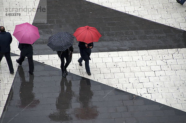 Fußgänger unten mit Regenschirmen