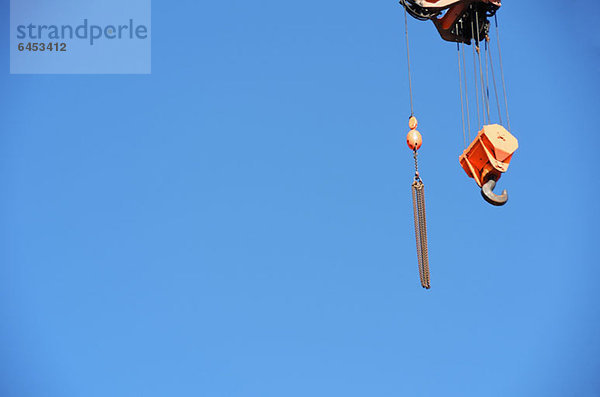 Kranhaken gegen einen klaren blauen Himmel