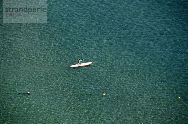 Ruderer auf dem Paddelbrett auf dem Meer