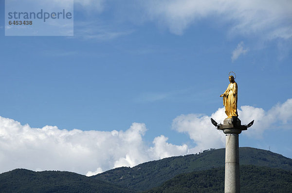 Goldene Statue der Jungfrau Maria