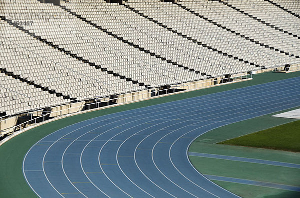 Laufbahnkurven und leere Tribünen im Sportstadion