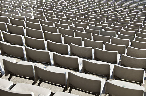 Reihen von leeren Sitzen im Sportstadion