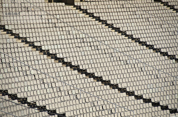 Reihen von leeren Sitzen im Sportstadion