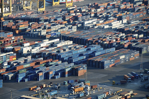 Lastwagen beim Verladen von Frachtcontainern an den Docks in Barcelona  Spanien