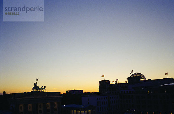 Quadriga-Statue am Brandenburger Tor und Reichstag