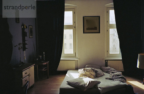 Appartementschlafzimmer am Morgen