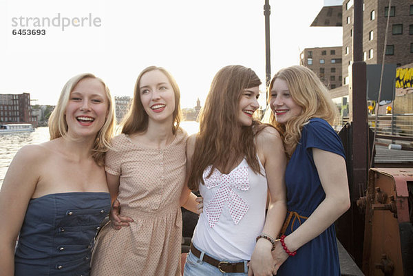 Vier Freundinnen stehen nebeneinander  Spree  Berlin  Deutschland