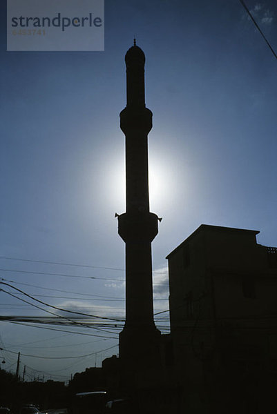 Silhouette von Minarett und Stromleitungen in Arbil  Irakisch-Kurdistan  Irak