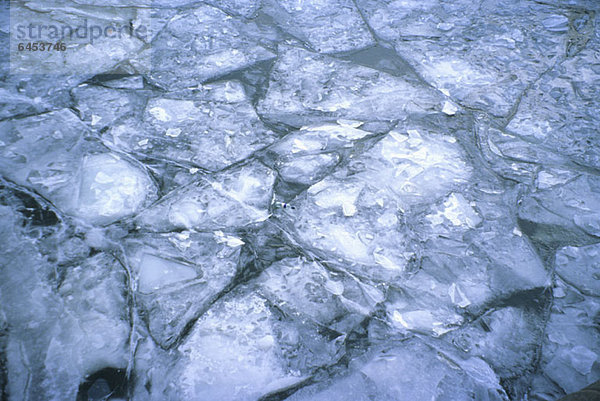 Muster von gerissenem Eis auf dem Fluss