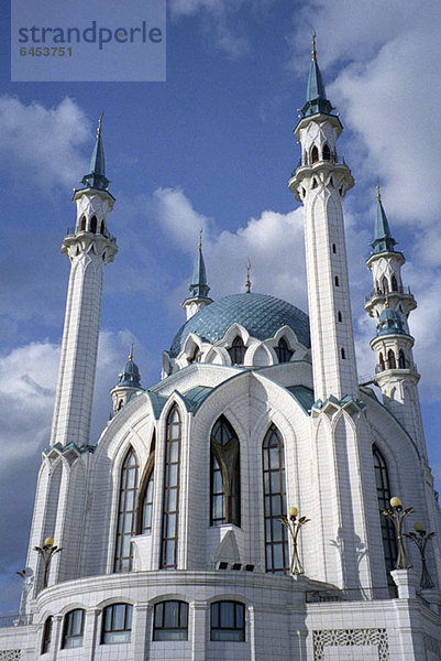 Fassade der Qolsharif-Moschee gegen bewölkten Himmel im Kasaner Kreml  Russland
