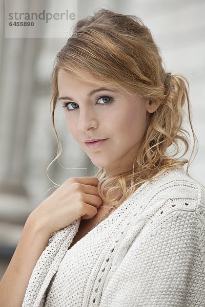 Junge blonde Frau  Portrait