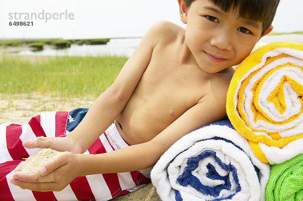 liegend liegen liegt liegendes liegender liegende daliegen Strand Junge - Person Handtuch