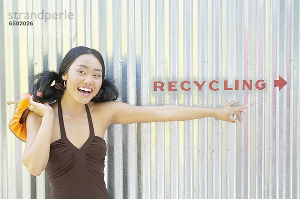 Frau  zeigen  Recycling  Zeichen  jung  Signal