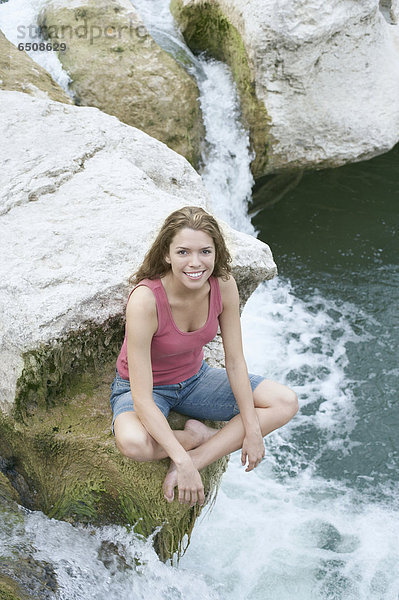 Felsbrocken  sitzend  Wasser  Frau