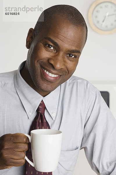 Geschäftsmann trinkt eine Tasse Kaffee  fully_released