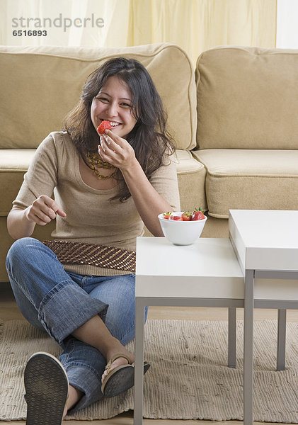 Frau  Boden  Fußboden  Fußböden  Zimmer  Erdbeere  jung  essen  essend  isst  Wohnzimmer