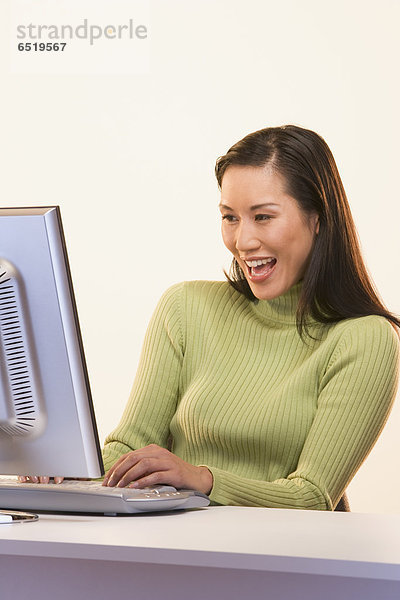 Geschäftsfrau  Computer  lachen  tippen