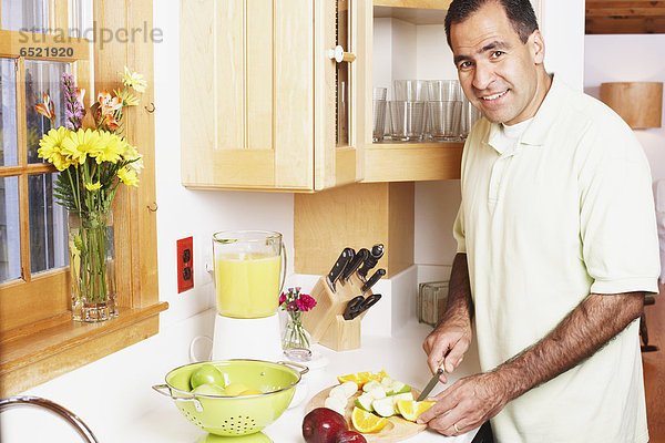 Mann  Frucht  Küche  hacken