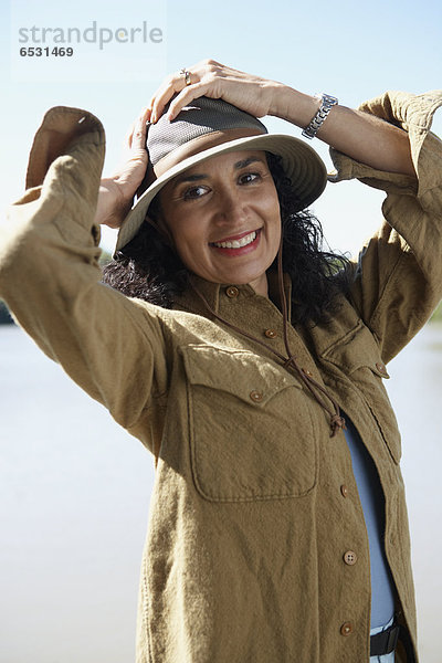 Außenaufnahme  Frau  lächeln  Hispanier  freie Natur