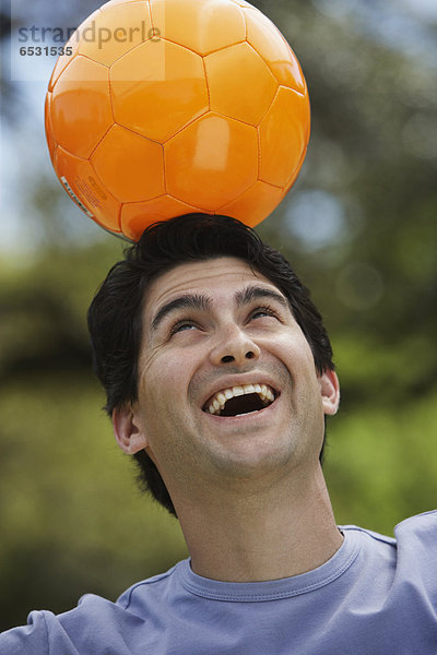 Außenaufnahme  Mann  balancieren  Fußball  Ball Spielzeug  freie Natur