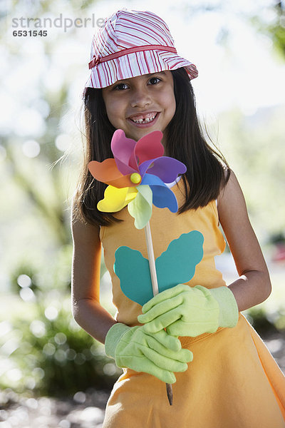 Außenaufnahme  Blume  Hispanier  halten  Windrädchen  Windrad  Mädchen  freie Natur