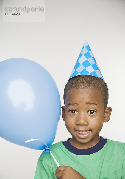Junge - Person  Party  Luftballon  Ballon  Hut  halten  Kleidung