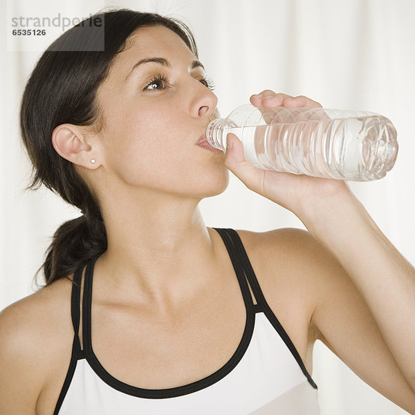 Wasser  Frau  Hispanier  trinken  Flasche