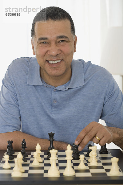 Mann  Schach  spielen