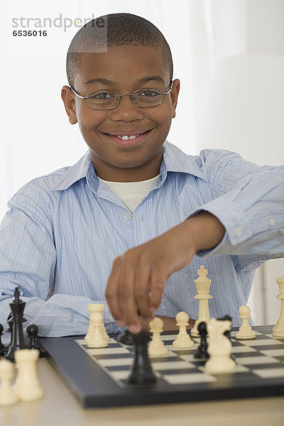 Junge - Person  Schach  spielen