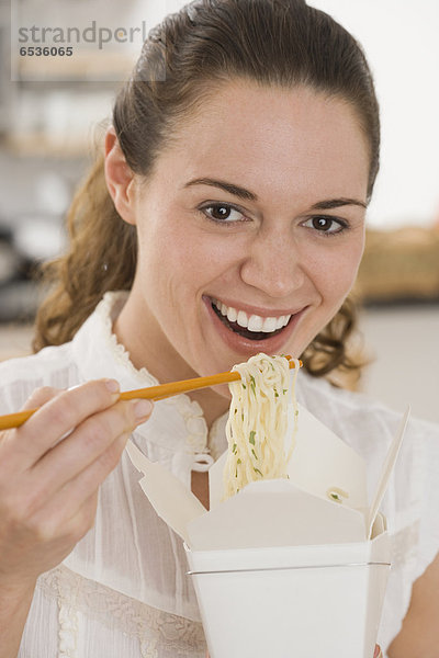 Frau  Eßstäbchen  Hispanier  essen  essend  isst  Pasta  Nudel