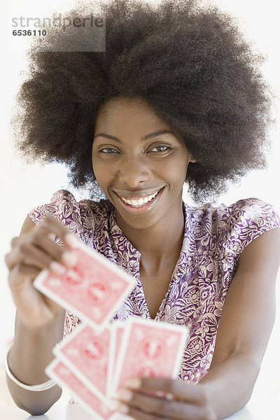Frau  halten  Karte  spielen
