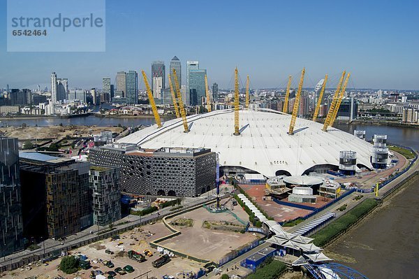 Millennium Dome and Canary Wharf  London  England  Großbritannien  Europa