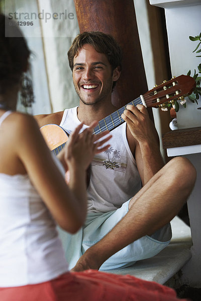 Mann  Freundin  Gitarre  Südamerika  spielen