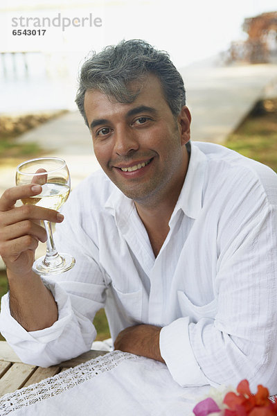 Mann  Glas  Wein  halten  Südamerika