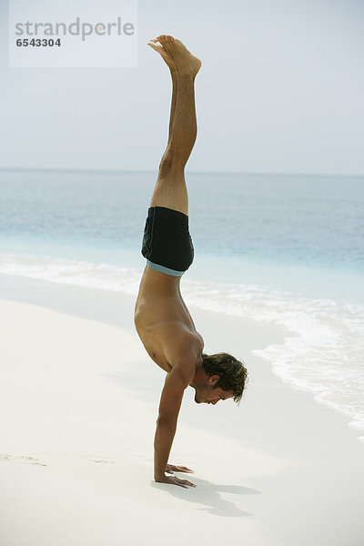 Handstand Mann Strand Südamerika