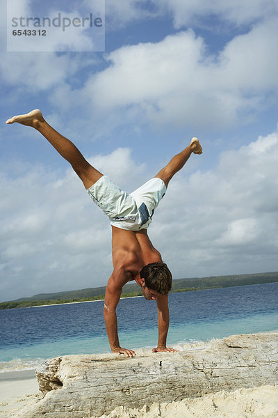 Mann üben Yoga Südamerika