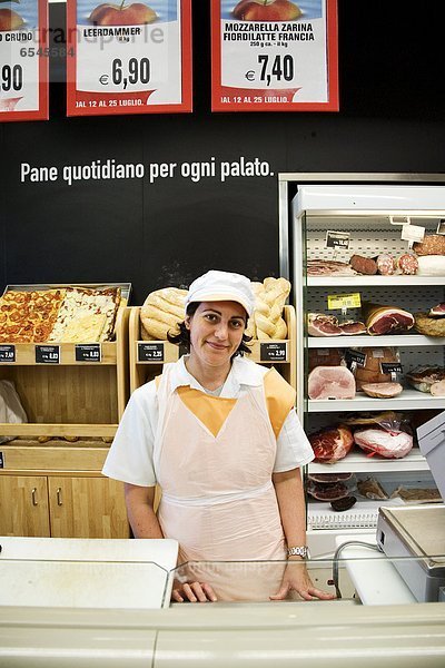 Portrait  Assistent  Lebensmittel  lächeln  Laden  Italienisch
