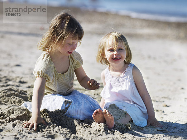 Strand  Sand  2  Mädchen  spielen